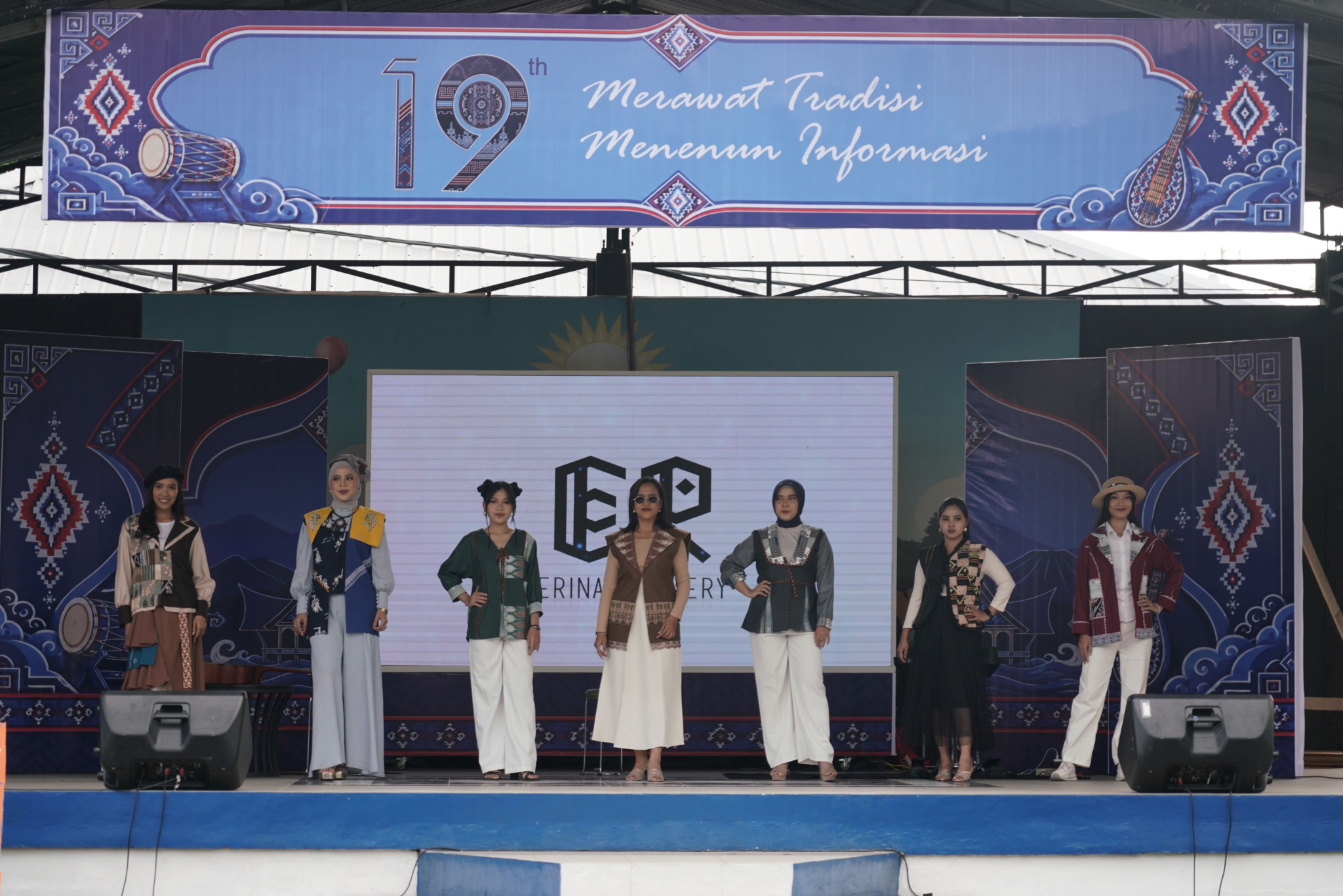 Peragaan busana dan kegiatan budaya